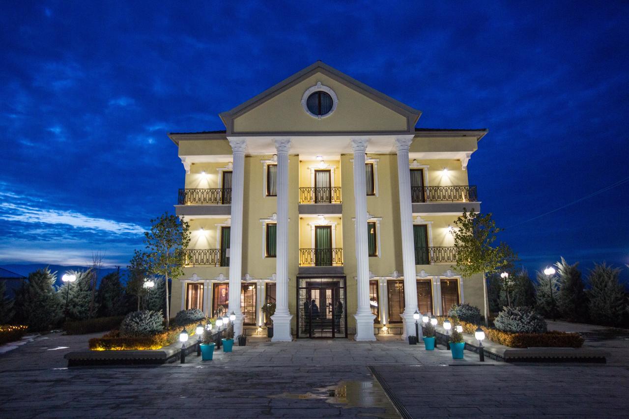 "L'Art De Vivre" Resort Korce Bilik gambar